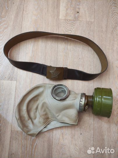 Противогаз и пояс для интерьера