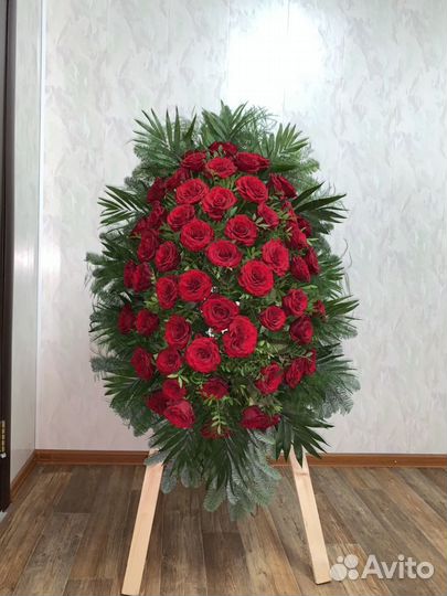 Венок ритуальный из живых цветов