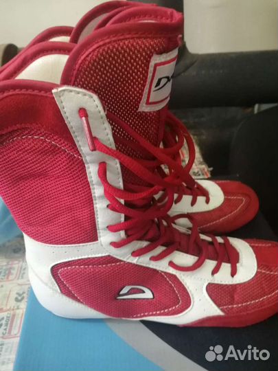 Боксерские перчатки и ботинки