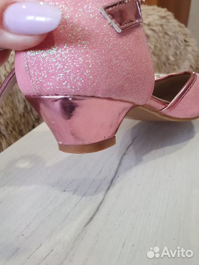 Детские туфли на каблуке