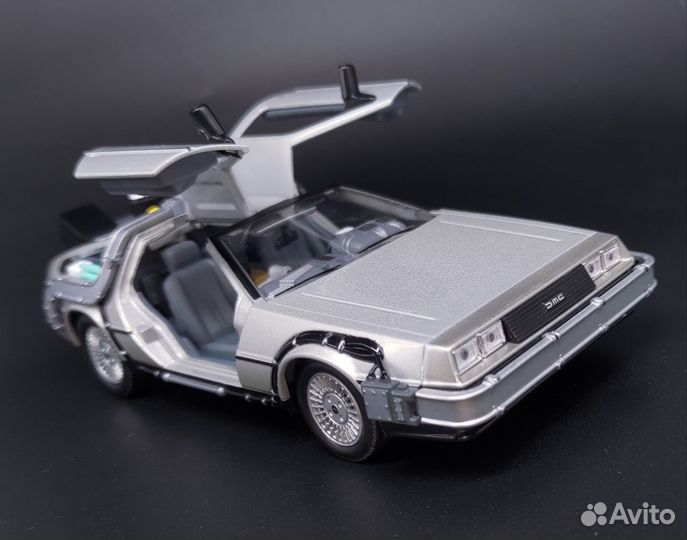 Модель Time Machine DeLorean