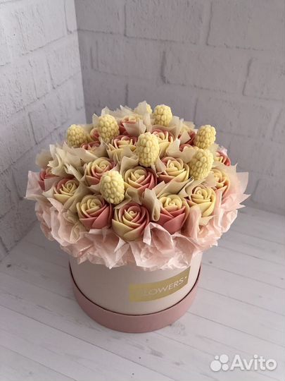 Шоколадные розы букет, букет в шляпной коробке