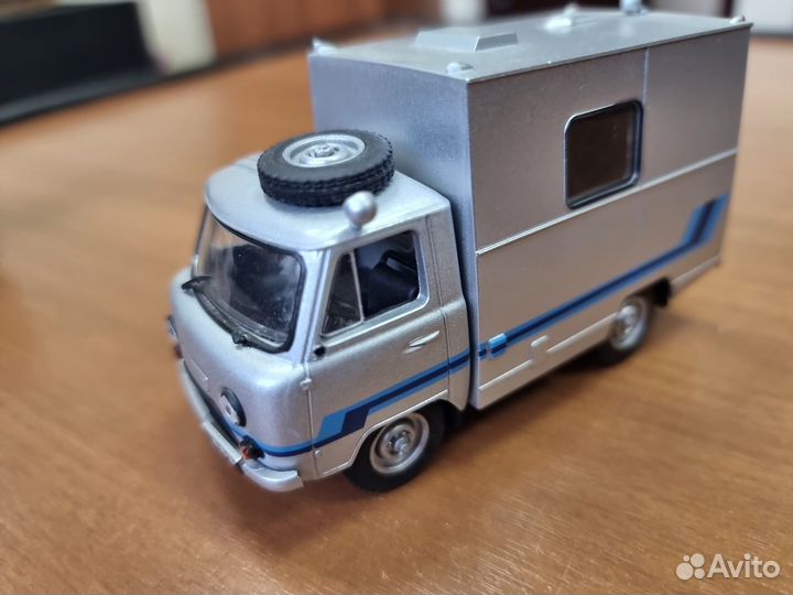 Модель автомобиля 1:43