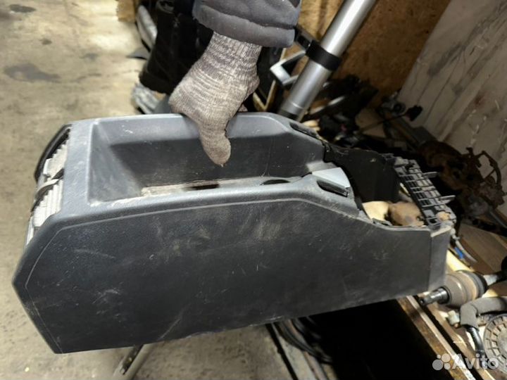 Консоль между сидений Opel Zafira B