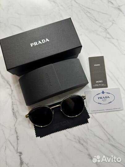 Новые солнцезащитные очки Prada