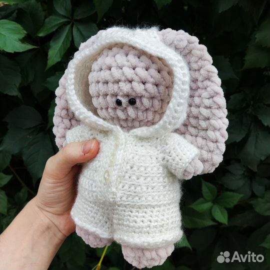 Игрушка вязаная (зайчик в костюме)