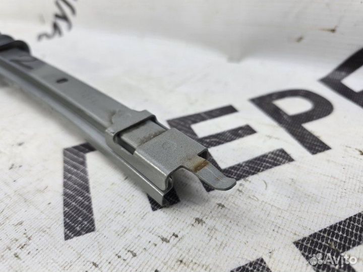 Направляющая стекла двери передняя левая Toyota