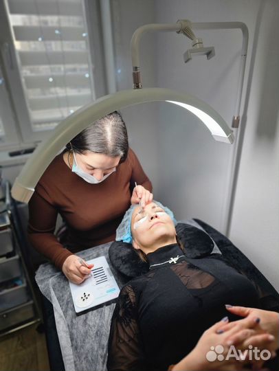 Модель на наращивание ресниц