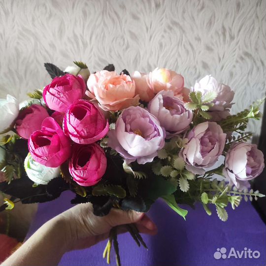 Искусственные цветы на кладбище