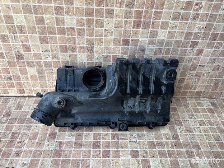 Корпус воздушного фильтра на Vokswagen Polo sedan