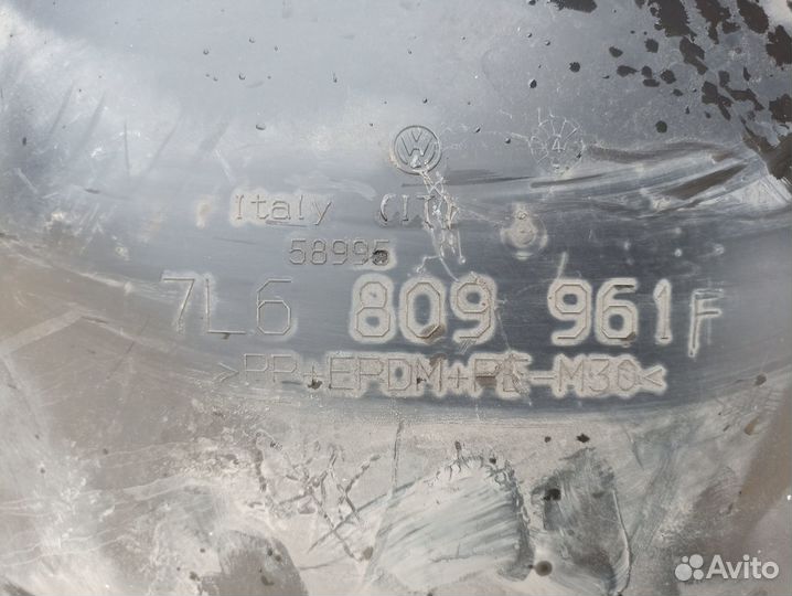 Подкрылок передний левый Volkswagen Touareg GP