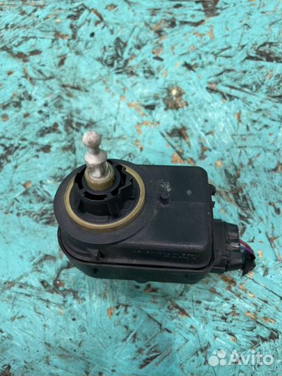 Корректор фар передний левый Nissan Primera P11