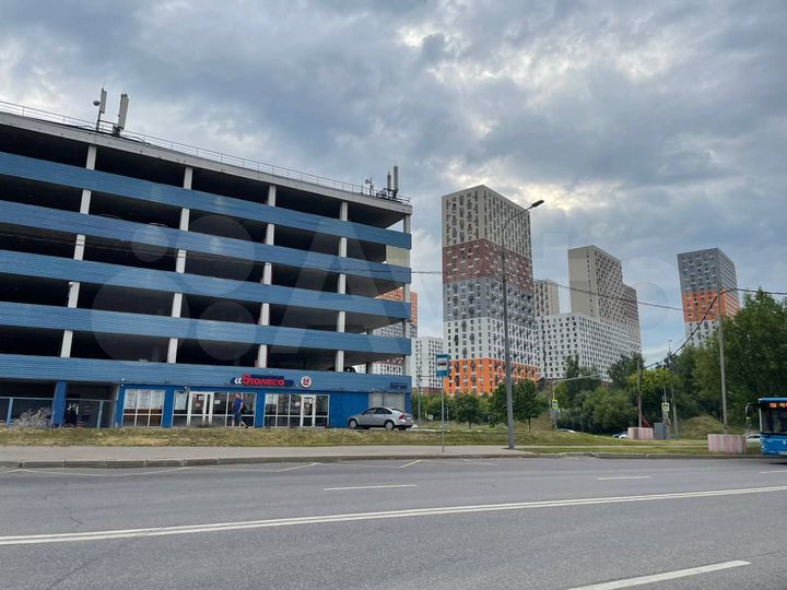 Машиноместо, > 30 м²