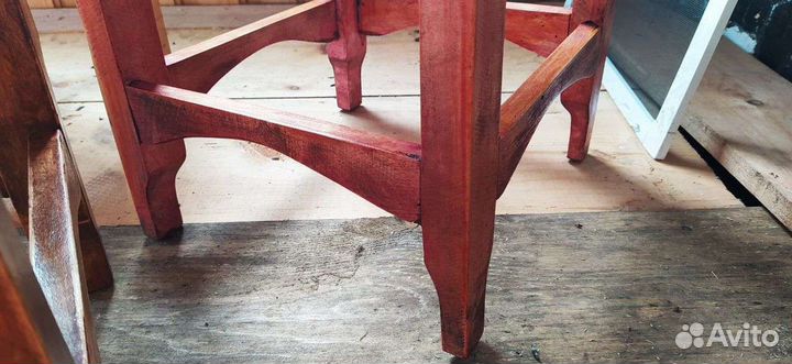 Табуретки большие и маленькие