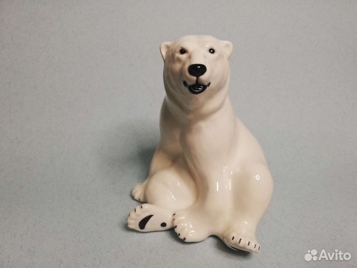 Фарфоровая статуэтка Белый медведь