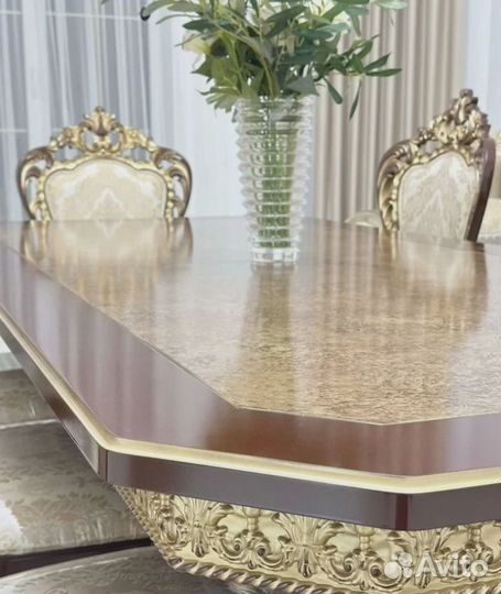 Обеденный стол со стульями