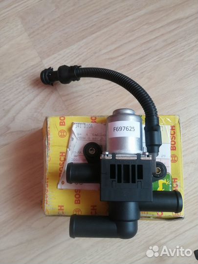 Бак радиатора с датчиком F066874 John Deere