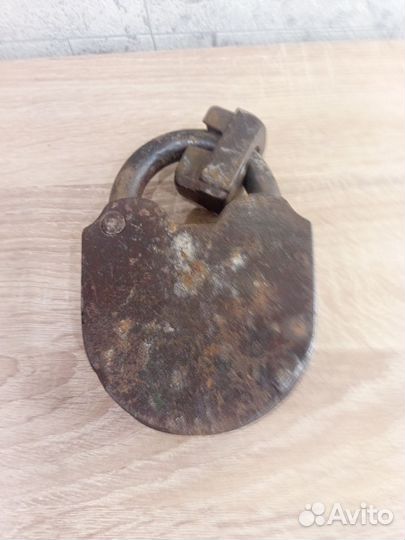 Навесной замок старинный
