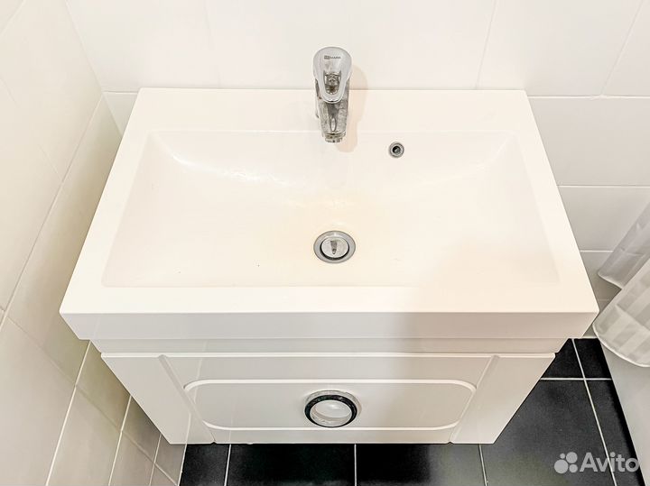 Тумба с раковиной и смесителем в ванную