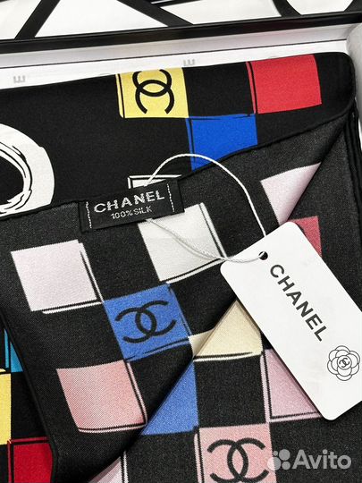 Платок Chanel в упаковке бренда