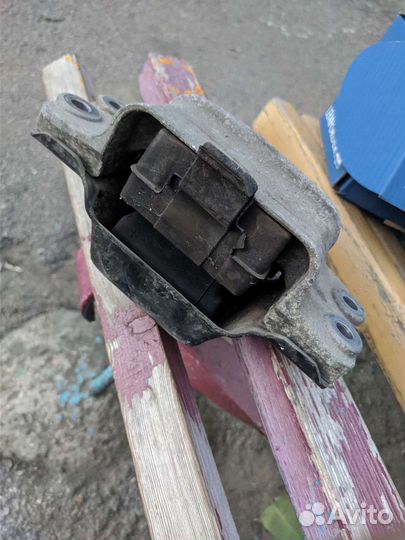 Опора двигателя левая VAG 1K0199555