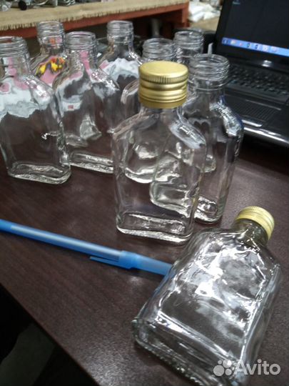Бутылка стеклянная емкостью 100 грм в форме фляги