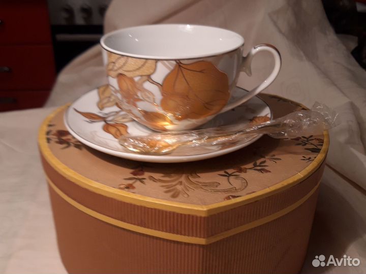 Бульонница фарфоровая с тарелочкой и ложкой