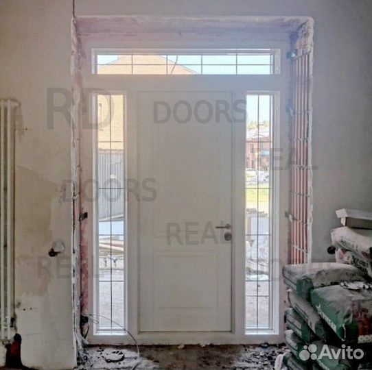 Металлическая входная дверь со стеклом и фрамугой