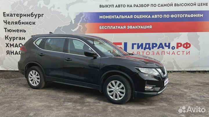 Обшивка багажника на заднюю панель Nissan Roque (T32) 84992-4BA0A