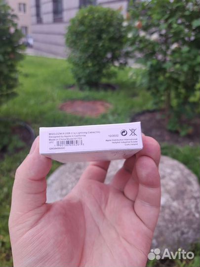 Зарядный шнур на iPhone