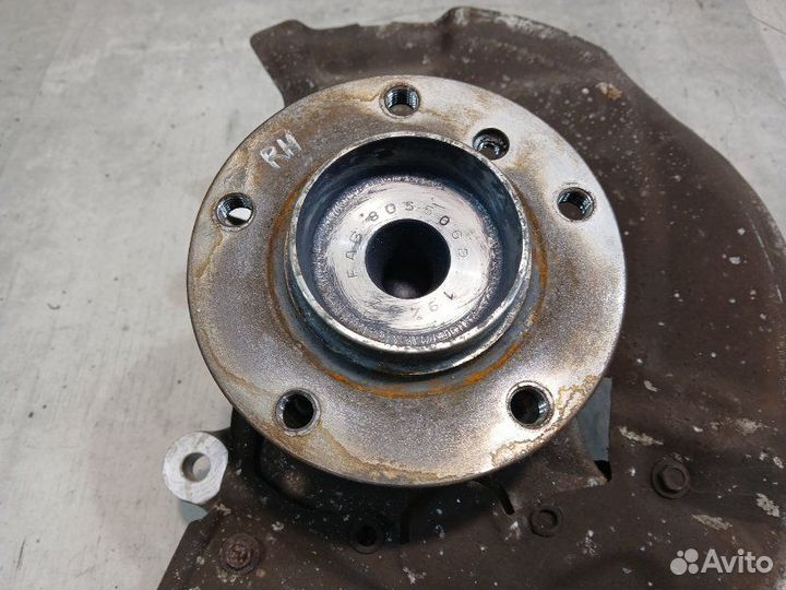 Кулак передний правый Bmw 550 E60 E61 N62B48B 2006