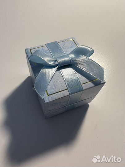 Золотое обручальное кольцо