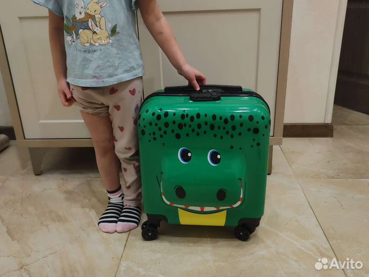 Чемодан на колесах детский новый