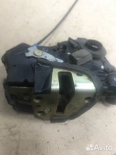 Замок двери передний правый Toyota Avensis AZT250