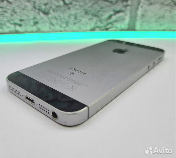iPhone SE, 32 ГБ