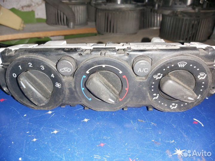 Блок управления климат-контролем Ford Focus 2 CB4