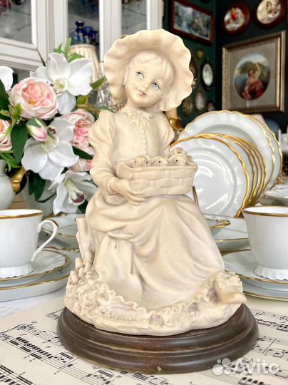 Capodimonte Armani Девушка с цыплятами