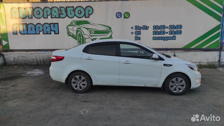 Накладка стекла переднего правого Kia Rio 3 82220-4Y000