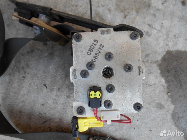 Передний ремень безопасности Toyota Corolla E15