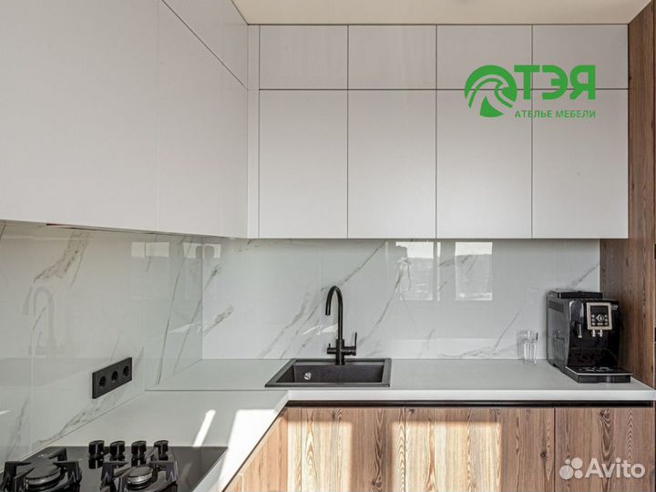 Кухня темно-древесного цвета