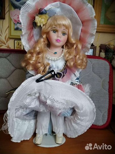 Кукла фарфоровая