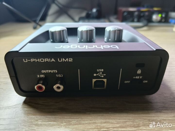 Usb аудио интерфейс Behringer U-Phoria UM2