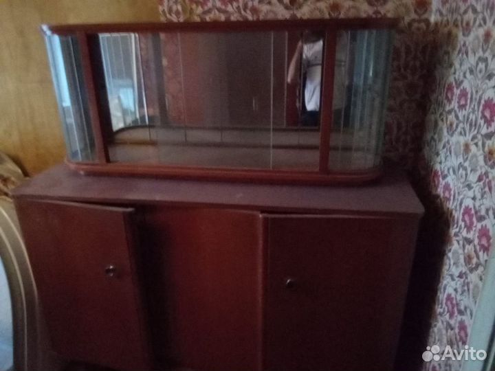 Продаю сервант старого образца