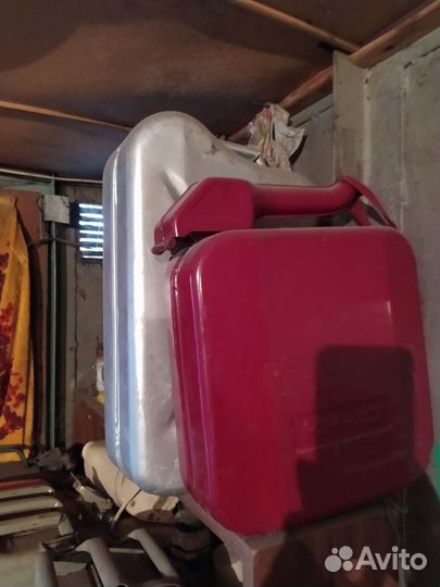 Продам 6 канистр для бензина (5*20 л, 1*10л)