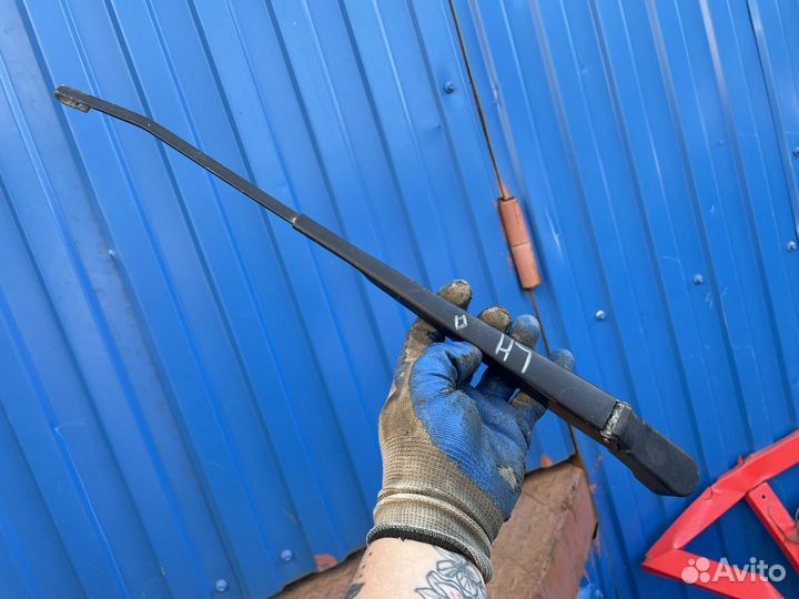 Левый поводок дворник на рено логан