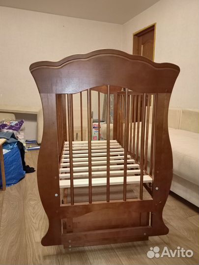 Детская кроватка с поперечным маятником