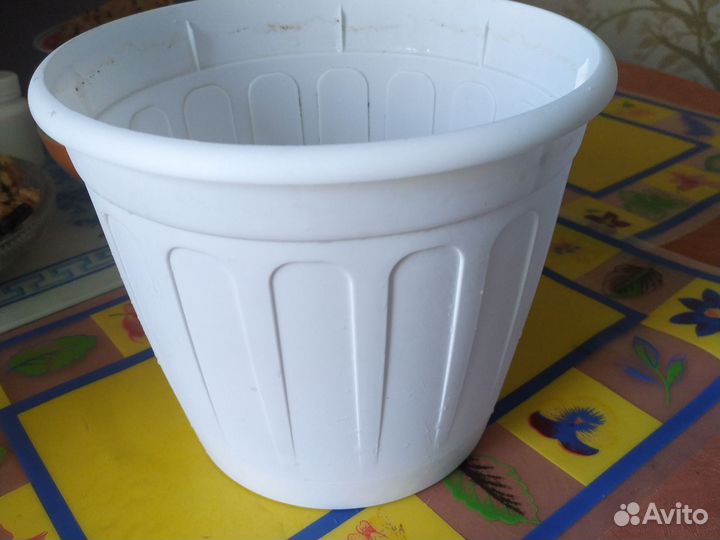 Горшок для цветов белый, пластмассовый