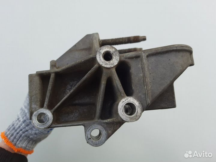 Кронштейн двигателя правый Ford Fiesta Fusion