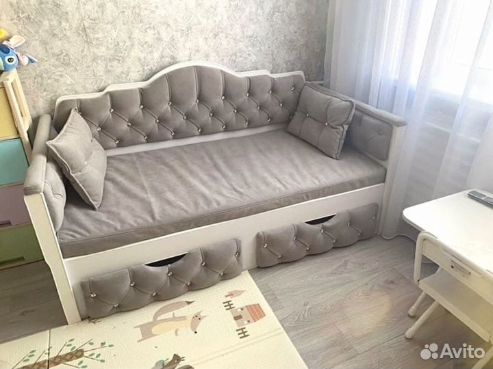 Кровать детская с мягкой спинкой