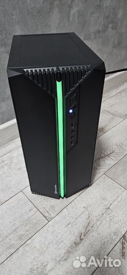 Игровой компьютер с монитором и клавиатурой